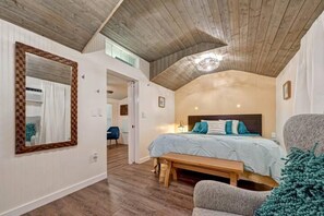 2 soverom, skrivebord, strykejern/-brett og reiseseng for barn