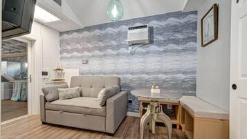 Smart TV, chimenea y libros