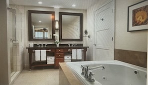 Combined shower/tub, jetted tub, hair dryer, towels