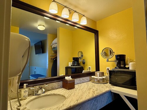 2 Bedroom PET-FRIENDLY Family Suite at Ocean-Side Property!