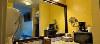 2 Bedroom PET-FRIENDLY Family Suite at Ocean-Side Property!