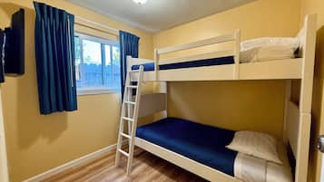 2 bedrooms, iron/ironing board, WiFi
