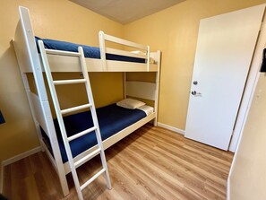 2 bedrooms, iron/ironing board, WiFi
