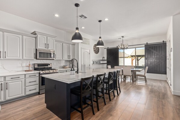 Fridge, microwave, oven, stovetop - Large Glendale Home with Pool, Sleeps 11, Near Cardinals Stadium, Pets Allowed (Glendale)