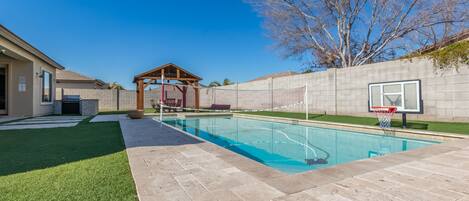 Een verwarmd zwembad