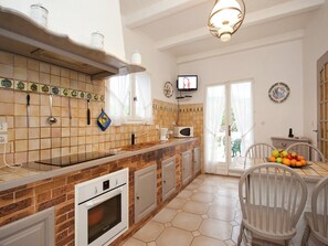 Fridge, microwave, oven, stovetop - Villa in Bagnols with Pool & Near Nature Parks (Bagnols en Foret)