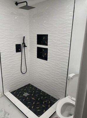 Secadora de cabello, jabón, papel de baño 