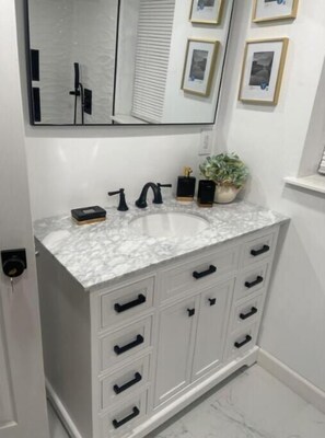 Secador de pelo, jabón, papel higiénico