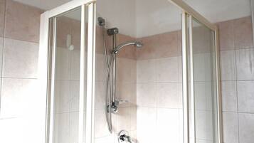 Dusche, Bidet, Handtücher