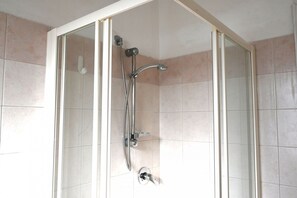 Dusche, Bidet, Handtücher