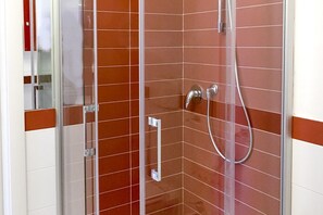 Shower, bidet, towels - P014 - Porto Recanati, new apartment 200m from the sea (Porto Recanati)