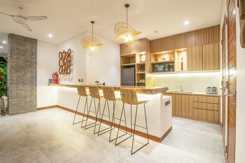 Coastal Comfort: Cozy 4BR Villa, 5 Min Walk to Finns Beach