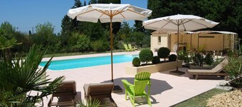 Villa en Valréas con Piscina y Vista al Jardín