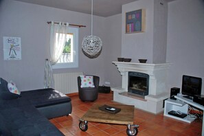 TV, caminetto, impianto stereo