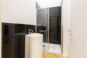 Douche, sèche-cheveux, bidet, serviettes fournies