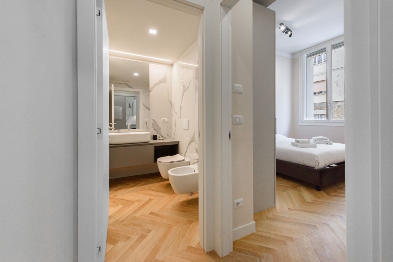 Shower, hair dryer, bidet, towels