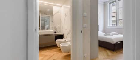 Regadera, secadora de cabello, bidet, toallas