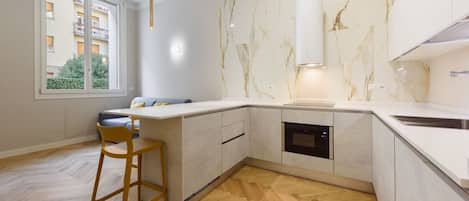 Fridge, oven, stovetop, dishwasher