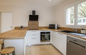 Fridge, microwave, oven, stovetop - Amazing home in Lussas (Lussas)