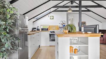 Frigorífic, placa de cuina, rentaplats i cafetera i tetera