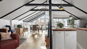Smart TV, fireplace - Lovely home in Hadsund with WiFi (Hadsund)