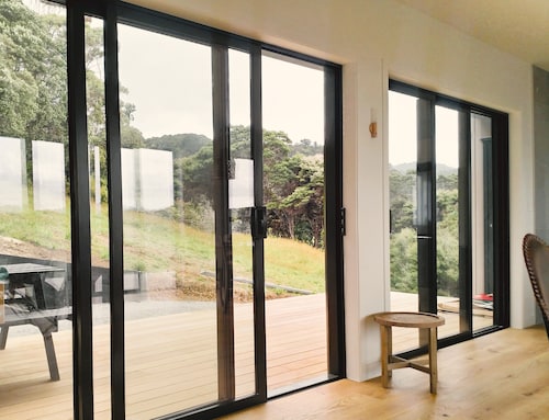 XSPOT Medlands - new 2 bed 2 bath pad - ocean views - 5 min. stroll to the beach