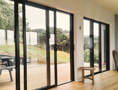 XSPOT Medlands - new 2 bed 2 bath pad - ocean views - 5 min. stroll to the beach