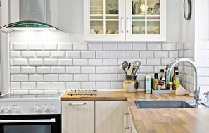 Frigorífico, placa de cocina, lavavajillas y cafetera o tetera