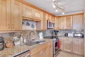 Fridge, microwave, oven, stovetop - Sunrise, Award winning, Ocean View Condo in the Keys (Key Largo)