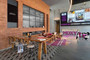 2 bars/lounges, poolside bar