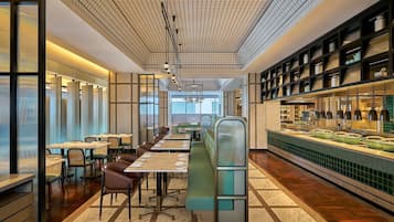 2 restaurantes; se sirven desayunos y cocina local e internacional
