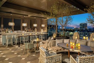 3 bares, bar junto a la piscina