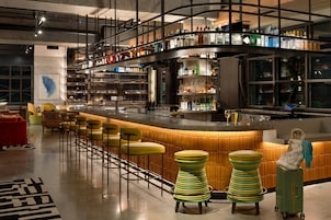 3 bares, bar junto a la piscina