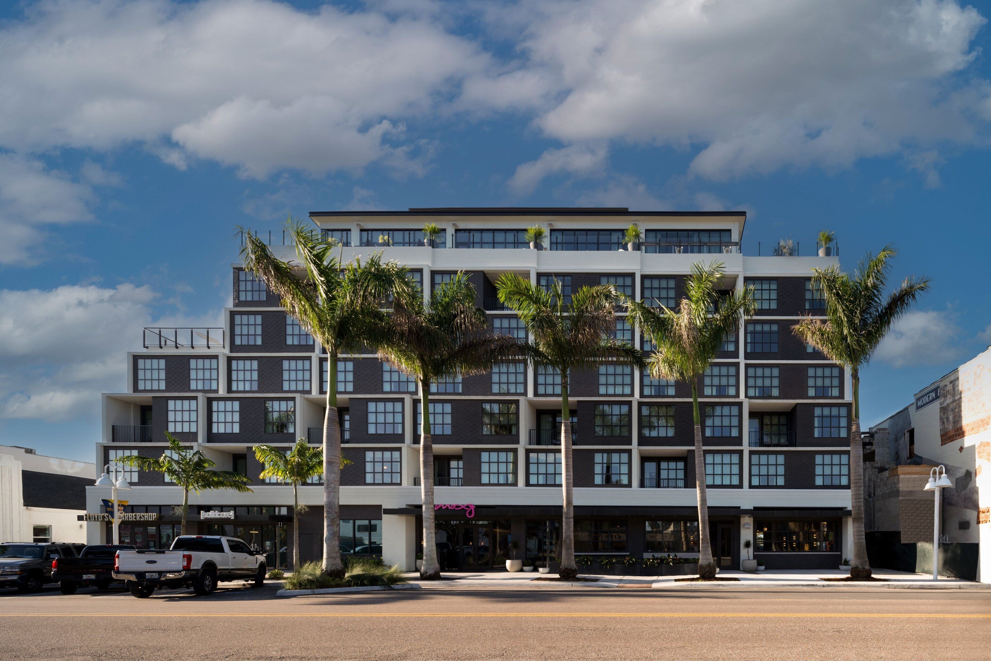 Ein mehrgeschossiges Hotel mit moderner Architektur, mit flachem Dach und großen Fenstern.