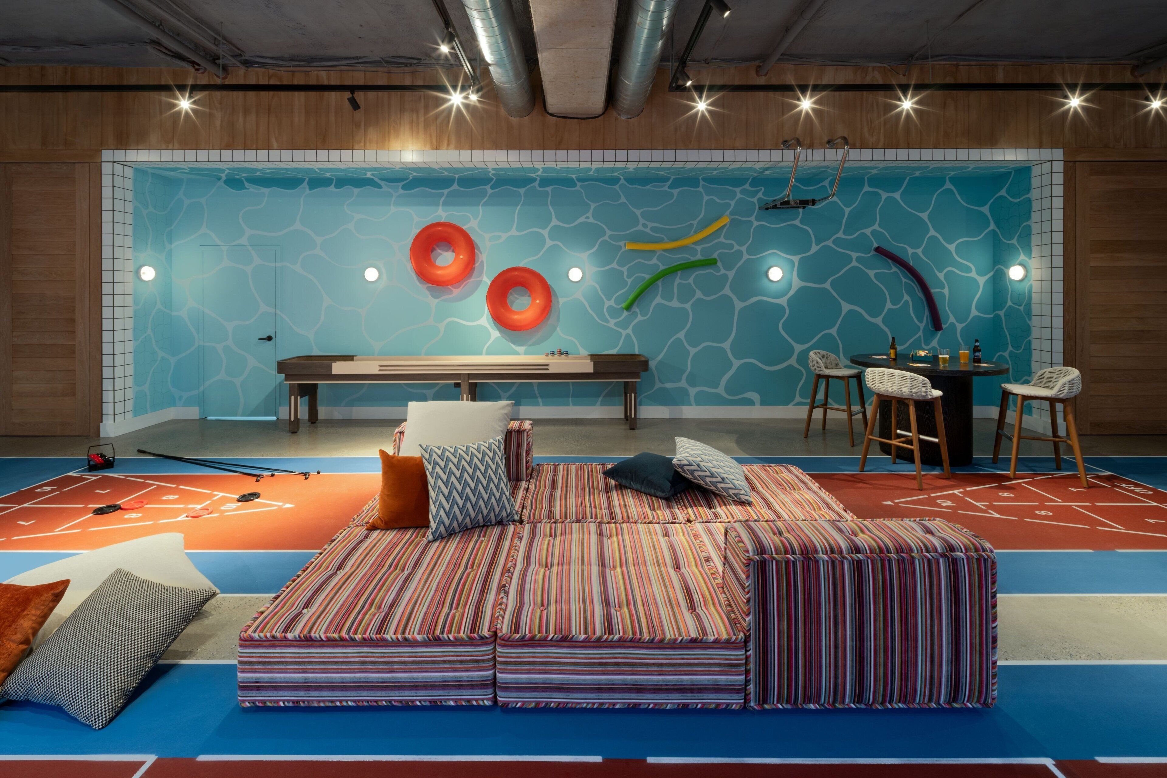 Een knus loungeterras met een pooltafel, zachte zitplaatsen en een bar.