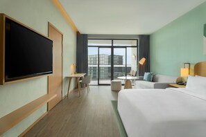 高级房, 1 张特大床, 阳台, 城市景观 | 高档床上用品、羽绒被、客房内保险箱、办公桌