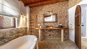 Douche, articles de toilette (gratuits), séchoir à cheveux, peignoirs