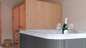 Un bain à remous avec un décor en bois et une bouteille de champagne.