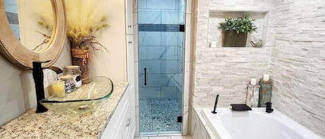 Douche, baignoire à remous, séchoir à cheveux, serviettes fournies