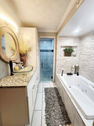 Luxury home, minutes from MSU campus