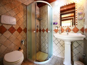Shower, bidet - Holiday Home in Sabina with Saltwater Pool (Selci)
