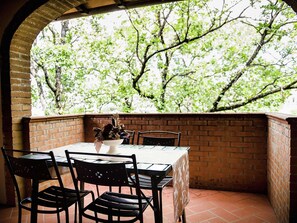 Outdoor dining - Holiday Home in Paciano near Lake Trasimeno (Paciano)