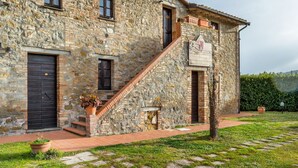 A stone building with a sign reading "Casa Vecchia Vicchiusano." - Cottage in Magione near Lake Trasimeno (Magione)