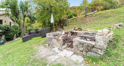 Acogedora casa rural con piscina en Asís