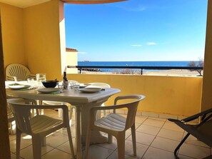Outdoor dining - Lovely 2 room apartment plus cabin sea view swimming pool Rochelongue Cap d'Agde (LE CAP D AGDE)