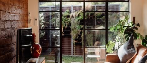 Smart-tv, een open haard en boeken