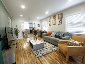 Living area - Detached Bungalow Home Prime location Close to DT Pasadena King Size -Bed! 29 (Pasadena)