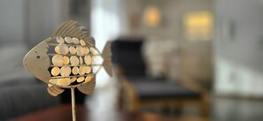 Une sculpture de poisson décorative, avec un arrière-plan flou.