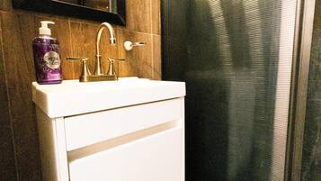 Toallas, jabón y papel higiénico