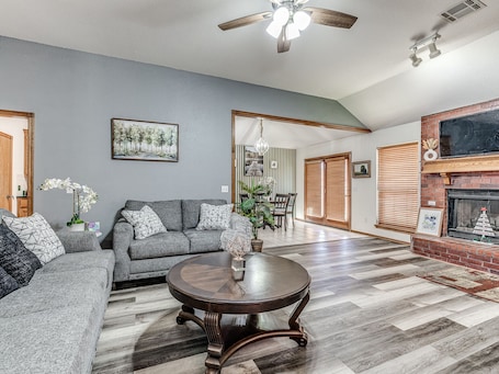 Smart TV. COZY FAMILY SIZED 3 BEDROOM NEAR MIDWEST CITY REGIONAL PARK,TINKER AIRFORCE BASE
